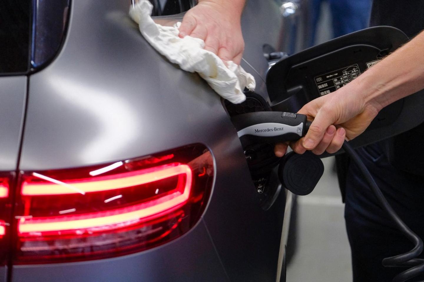 Drop in electric car sales weakens battery industry Drop in electric car sales weakens battery industry