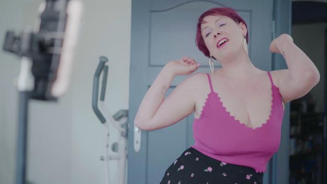 Vera Flynn, créatrice de contenu pornographique sur Internet, danse devant sa caméra, dans le film documentaire « Télétravail du sexe ».