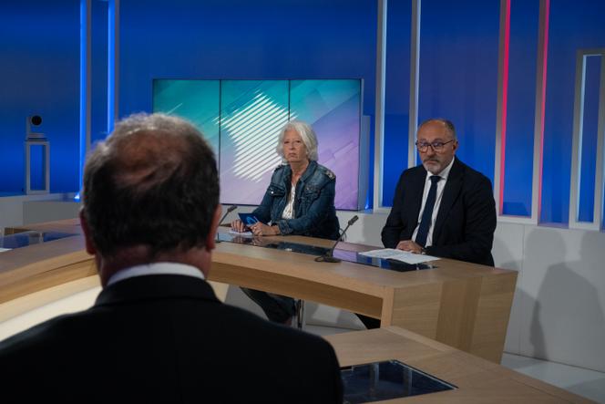 François Hollande (Nouveau Front populaire), avec ses rivaux Francis Dubois (Les Républicains), et Maïtey Pouget (Rassemblement national), au débat d’entre-deux-tours sur le plateau de France 3 Nouvelle-Aquitaine, à Limoges, mercredi 3 juillet 2024.