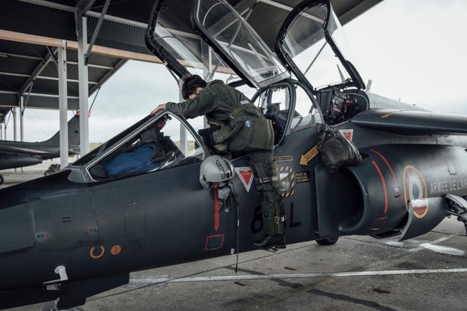 Un pilote de chasse ukrainien dans un simulateur de vol de l’armée de l’air française, lors de la formation de pilotage de F-16 sur une base du sud-ouest de la France, le 14 juin 2024.
