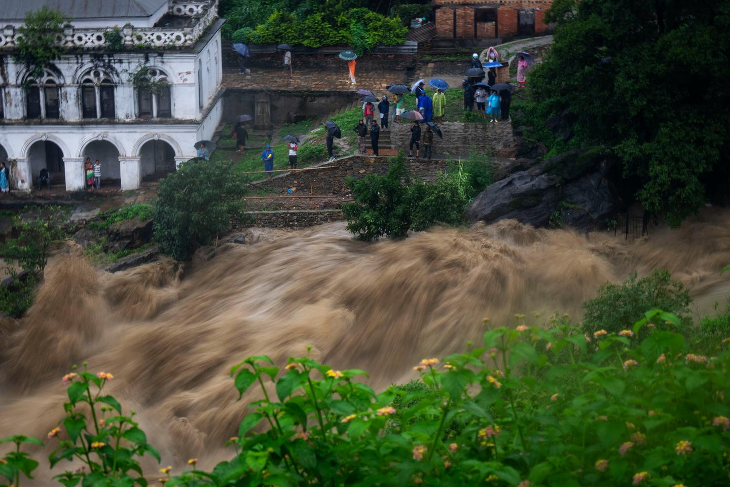 ネパールの洪水と土砂崩れで少なくとも14人死亡