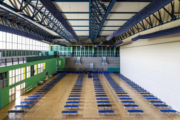 Empty beds in the gymnasium in the Monterusciello neighborhood of Pozzuoli on June 26, 2024. Participation in the exercise day was very low.