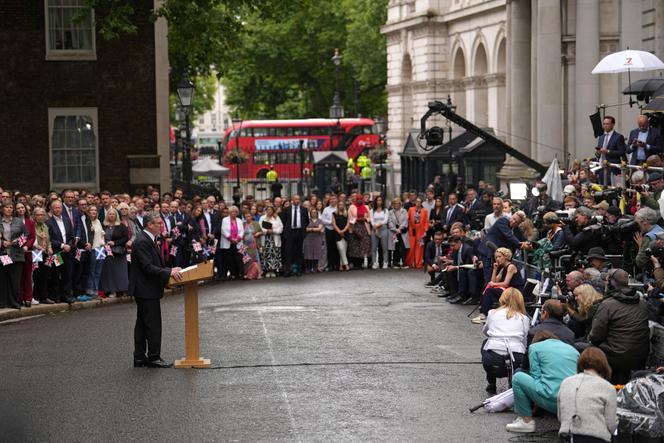 Le nouveau premier ministre britannique, Keir Starmer, devant la presse et ses sympathisants à Londres (Royaume-Uni), le 5 juillet 2024.