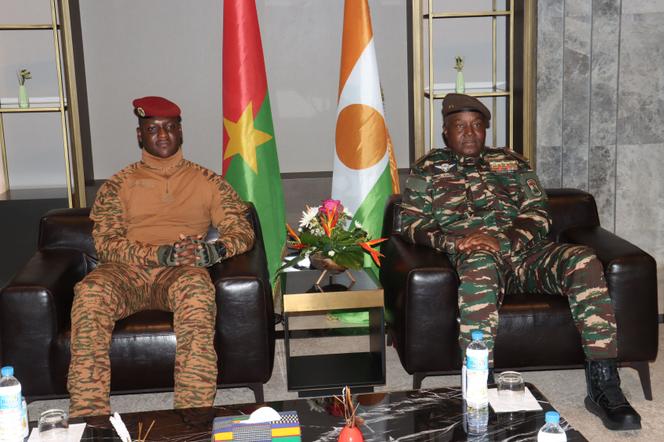Capitão Ibrahim Traoré (à esquerda), líder da junta de Burkina Faso, ao lado do General Abdourahamane Tiani à frente do Níger, em Niamey, 5 de julho de 2024.