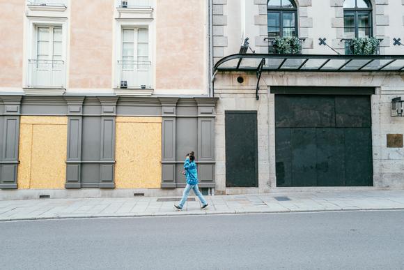 Plusieurs devantures de magasins sont barricadés, à Rennes, le 7 juillet 2024.