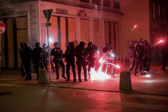 Echauffourées à Lyon où des tirs de mortiers sont tirés vers les forces de l’ordre, le 7 juillet 2024.