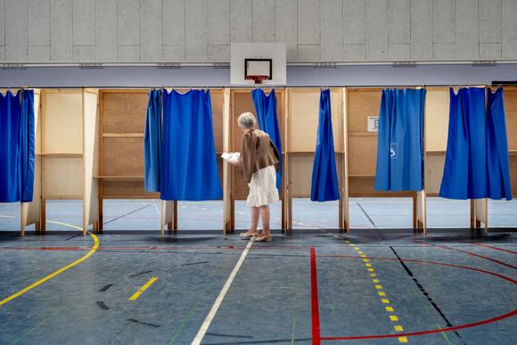 Bureau de vote du gymnase Crillon dans le 6e arrondissement de Lyon, le 7 juillet 2024.