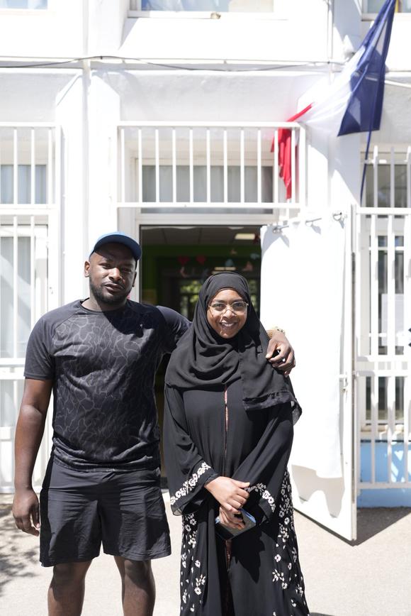 Azhar, 29 ans, et sa sœur Naima Ali, 32 ans, devant l’école Air-Bel, dans le 12e arrondissement de Marseille, le 7 juillet 2024.
