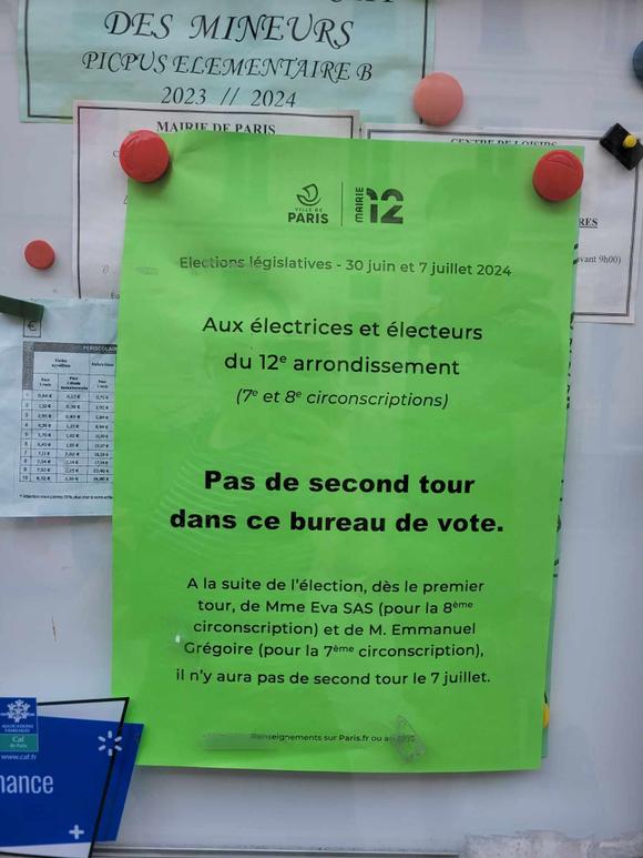 Une affiche placardée dimanche 7 juillet dans un bureau de vote du 12ᵉ arrondissement de Paris, rappelant qu’il n’y a pas de second tour dans les 7ᵉ et 8ᵉ circonscriptions de la capitale, en raison de l’élection des deux députés dès le premier tour, le 30 juin 2024.