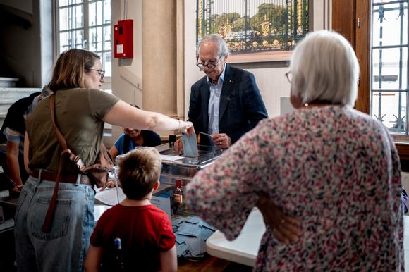 Dans le bureau de vote du 6e arrondissement de Lyon, le 7 juillet 2024.