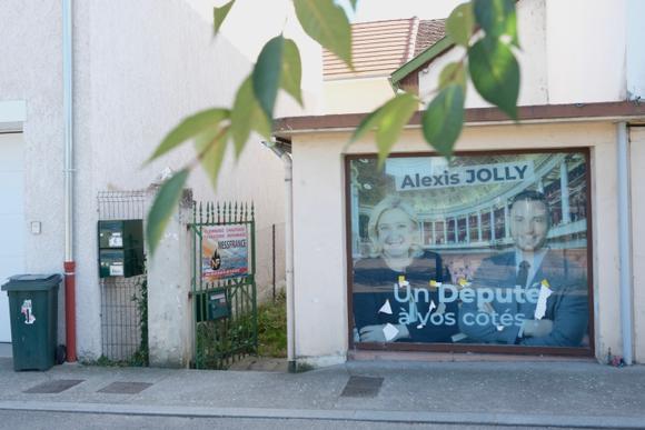 La permanence d’Alexis Jolly, candidat du Rassemblement national, aux Avenières, dans la 6ᵉ circonscription de l’Isère, le 7 juillet 2024.