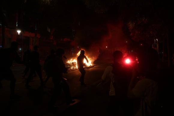 Des heurts éclatent, vers 23 heures, entre les forces de l’ordre et des manifestants sur la place de la République, dimanche 7 juillet, à Paris.