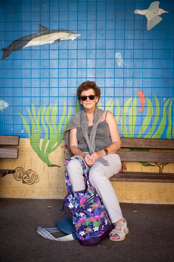 Ruth Lake, dans le bureau de vote à l'école des Baumettes, dans le centre de Nice, le 7 juillet 2024.