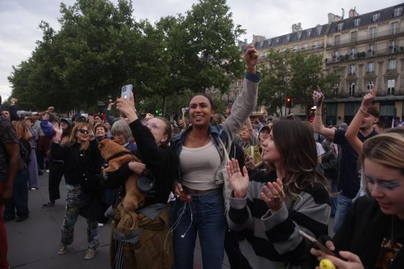 Rassemblement sur la place de la République pour suivre l’annonce des résultats du second tour des élections législatives, à Paris, le 7 juillet 2024.