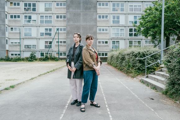 Amandine (à gauche), 23 ans et étudiante en art, et Sidonie (à droite), 21 ans et intérimaire, près de leur bureau de vote, à Rennes, le 7 juillet 2024.