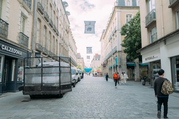 Dans l’hypercentre de Rennes, des camions de CRS mobilisés, le 7 juillet 2024, avant l’annonce des résultats.