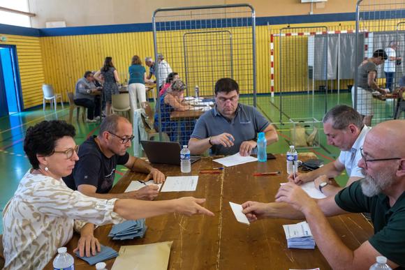 Dépouillement dans un bureau de vote des Avenières (Isère), le 7 juillet 2024.
