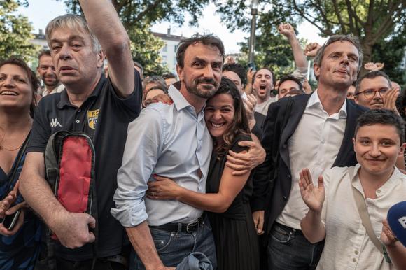Grégory Doucet, maire de Lyon, Anaïs Belouassa-Cherifi, élue députée du NFP pour la 1re circonscription du Rhône, et Boris Tavernier, élu député du NFP de la 2e circonscription du Rhône, à l’annonce des résultats du second tour des élections législatives à Lyon.
