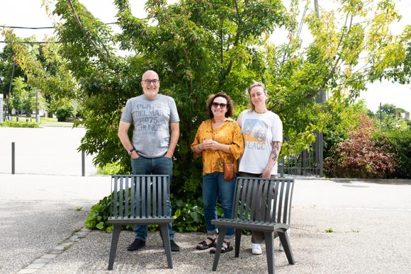 Portrait de la famille Fontaine, avec, de gauche à droite, Christophe 59 ans, cadre supérieur dans l’aéronautique, Monique, 60 ans, retraitée, et leur fille Marion, 27 ans, journaliste, à Sucy-en-Brie, dans la 4e circonscription du Val-de-Marne, le 7 juillet 2024.