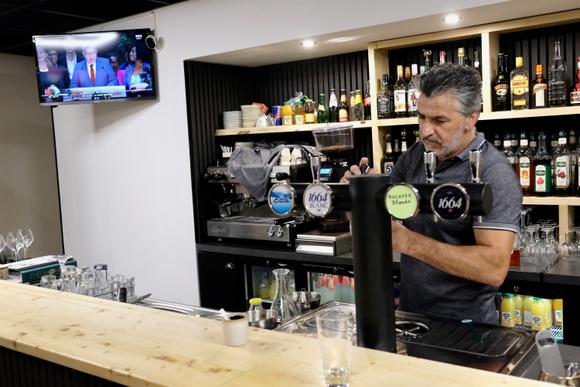 Dans un bar à Romagnieu, dans le nord de l’Isère, où le Rassemblement national est arrivé en tête.