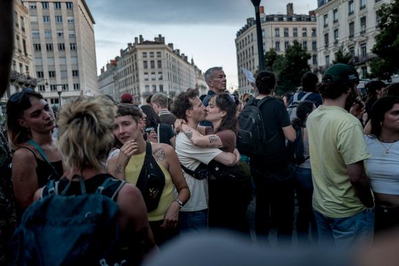 Plusieurs centaines de personnes se sont rassemblées place de la République, dans le centre de Lyon, pour fêter les résultats des législatives, le 7 juillet 2024.