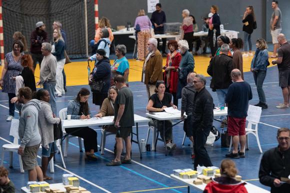 Dans la salle de sport de l’Anse Vata, qui accueille dix bureaux de vote à Nouméa (Nouvelle-Calédonie), le 7 juillet 2024