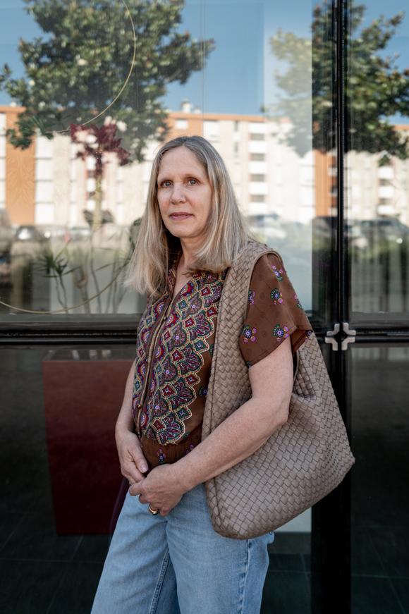 Sara Green, 60ans, cadre en communication, bi-nationale franco-anglaise, à la Mulatière, une commune située dans la métropole de Lyon, le 7 juillet 2024.