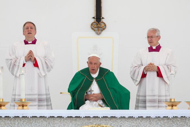Paus Franciscus woont de mis bij op Piazza Unità d'Italia in Triëst, Italië, 7 juli 2024.