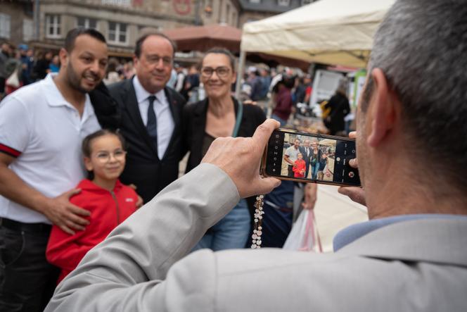 François Hollande, candidat du Nouveau Front populaire aux législatives anticipées, avec des sympathisants, à Meymac (Corrèze), le 3 juillet 2024.