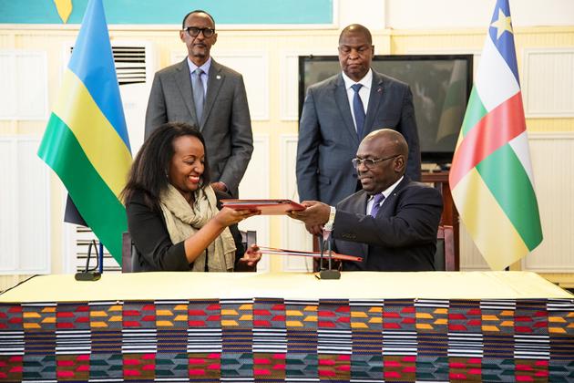 Bangui (Central African Republic), 2019. In the foreground, Soraya Hakuziyaremye, then minister of trade and industry, and Félix Moloua, then minister of trade for the Central African Republic. Standing, Rwandan president Paul Kagame (left), and his Central African counterpart Faustin-Archange Touadéra.