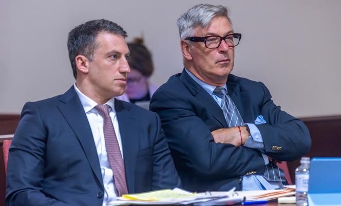 Alec Baldwin (à droite) et son avocat, Alex Spiro, au tribunal de Santa Fe, lundi 8 juillet 2024.
