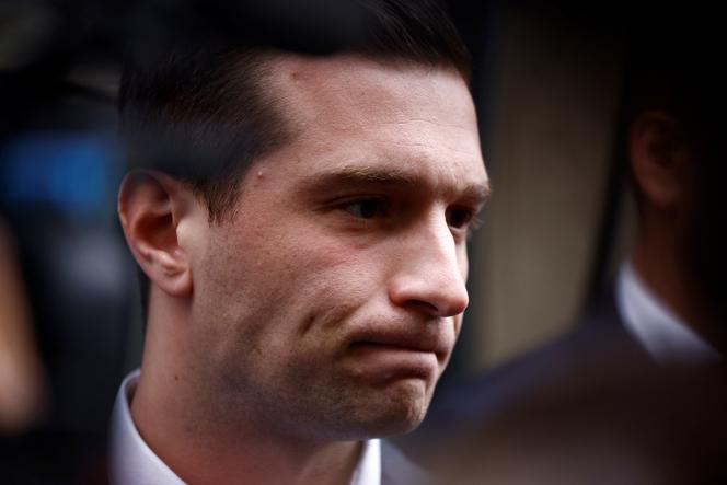 Jordan Bardella, presidente do Comício Nacional, em frente à sede do partido no dia seguinte ao segundo turno das eleições legislativas, em Paris, 8 de julho de 2024.