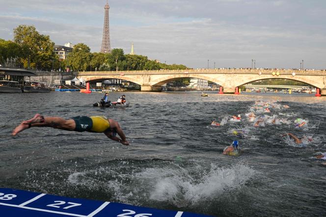 Des triathlètes s'élancent dans la Seine Durant le test des épreuves de triathlon olympique et paralympique, le 18 AOût 2023 à Paris.