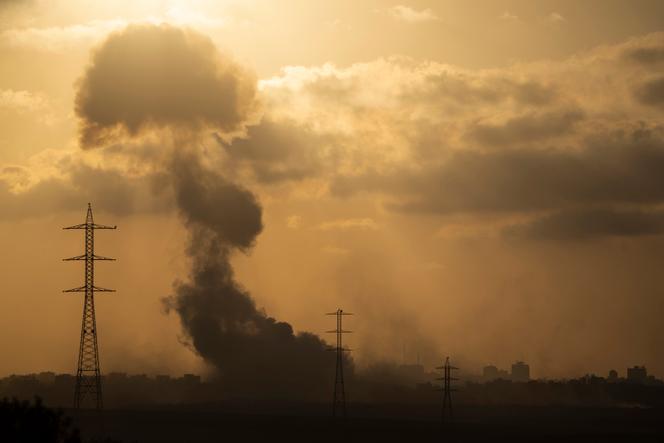 De la fumée se dégage d’une zone touchée par une frappe israélienne dans la bande de Gaza, le 8 juillet 2024.