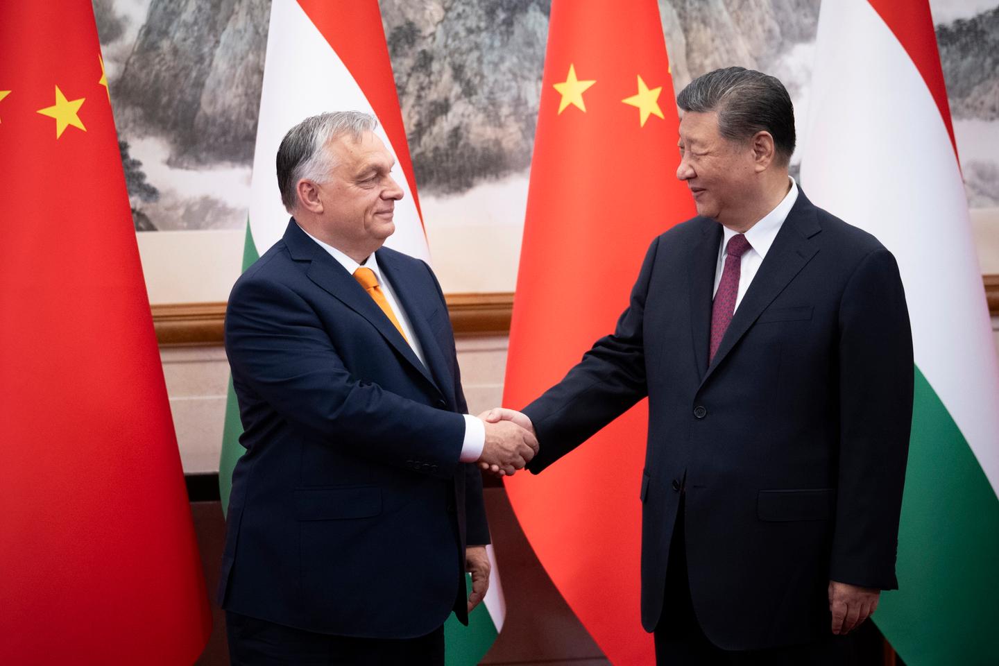 De parallelle diplomatie van Viktor Orbán brengt de Europese Unie in verlegenheid