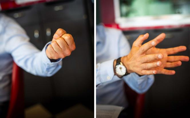 Les mains de François Ruffin, lors de l’interview à Paris, le 9 juillet 2024
