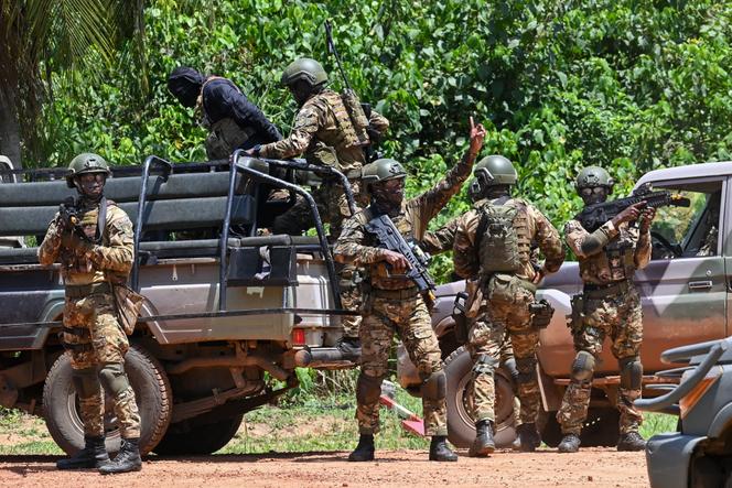 Des forces spéciales ivoiriennes participent à l’entraînement militaire annuel de lutte antidjihadiste « Flintlock » sous commandement américain, à Jacqueville, près d’Abidjan, en mars 2023.