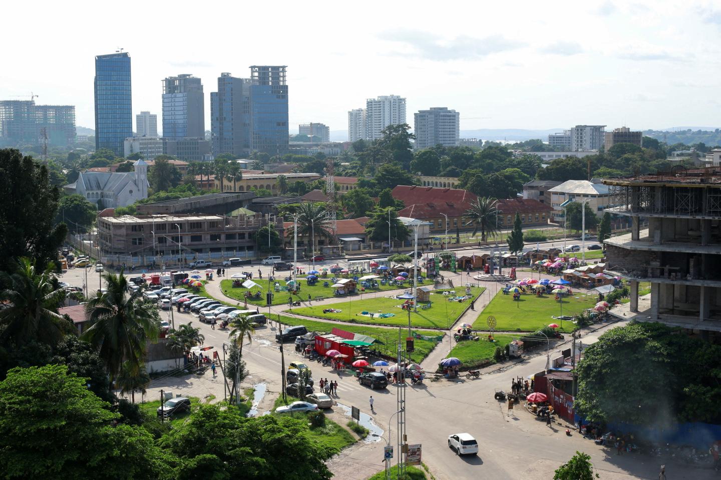 le troisième Américain charge le chef du commando