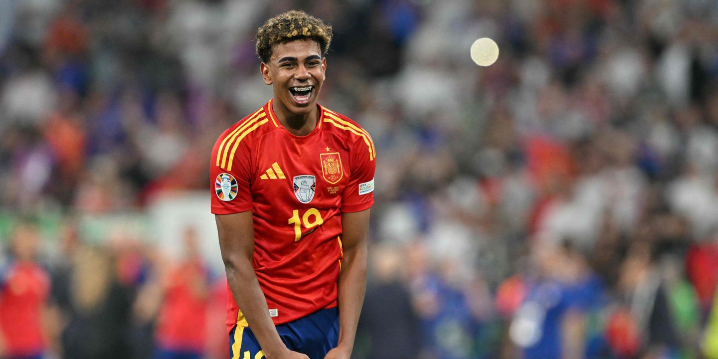 Lamine Yamal pondering the impact of Hegre's team