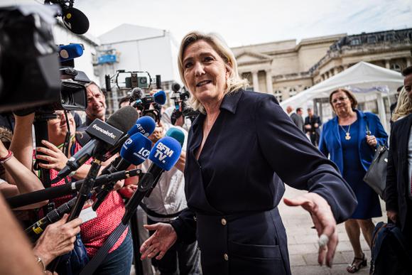 Marine Le Pen dans la cour d’honneur de  l’Assemblée nationale, le 10&nbsp;juillet&nbsp;2024, à Paris.