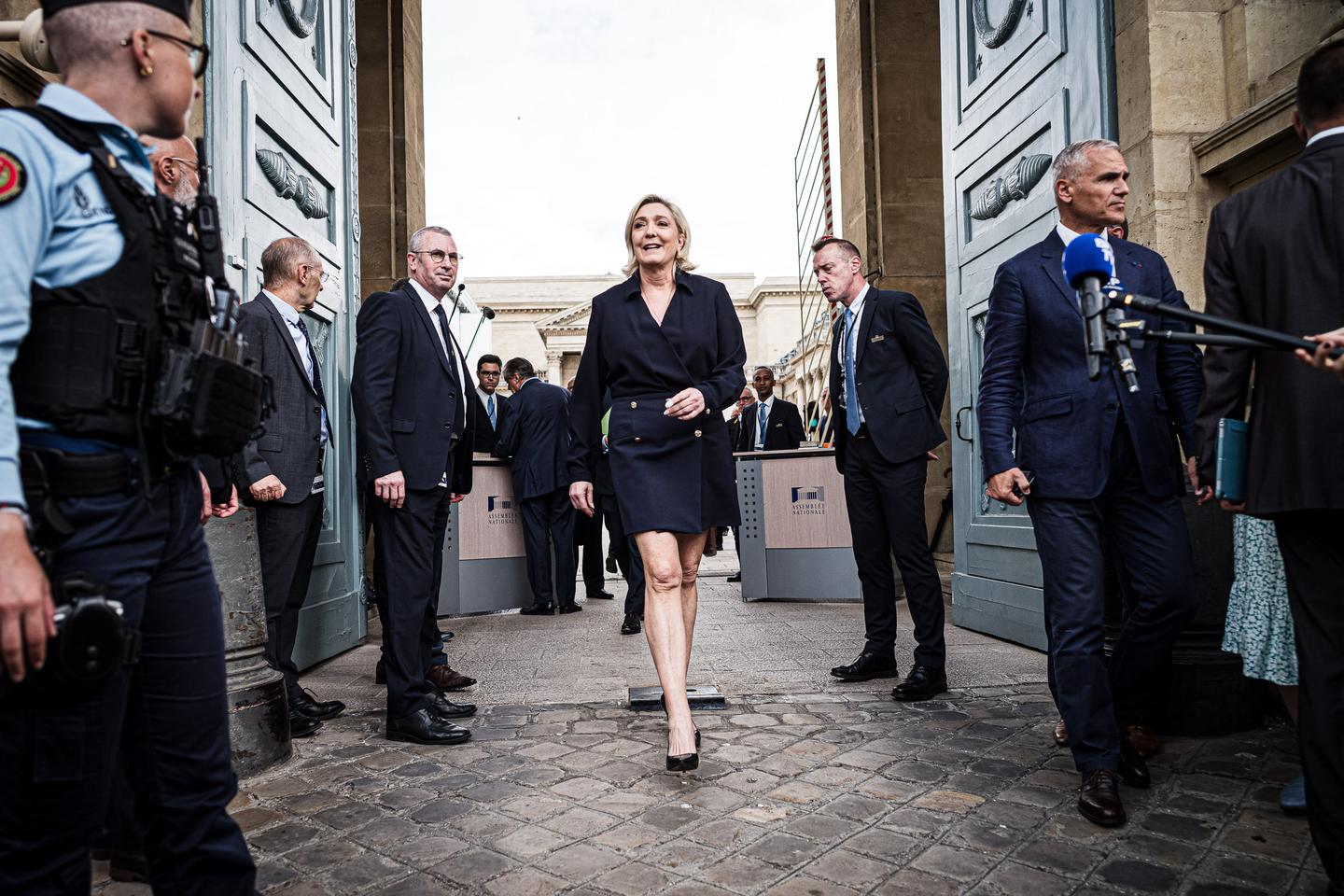 国民議会でマリーヌ・ル・ペンが釈明