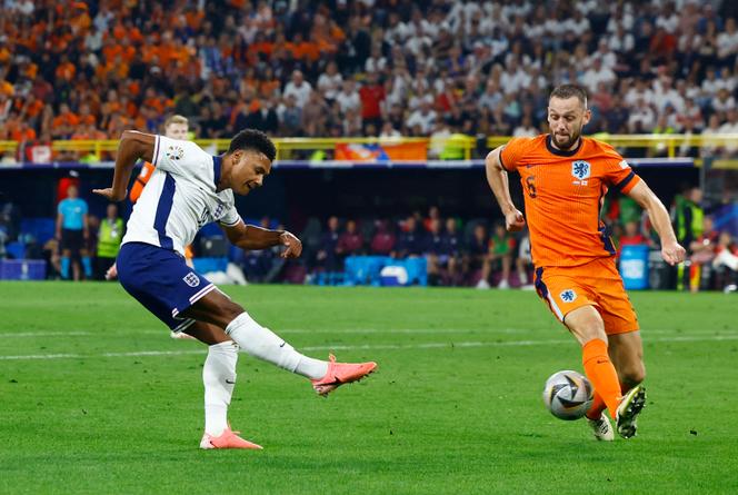 De Engelse Ollie Watkins scoort het tweede doelpunt tijdens de halve finale van Euro 2024 tegen Nederland op 10 juli 2024 in Dortmund, Duitsland. 