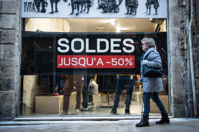 Devant la vitrine d’une boutique, à Bordeaux, le 10&nbsp;janvier 2019.