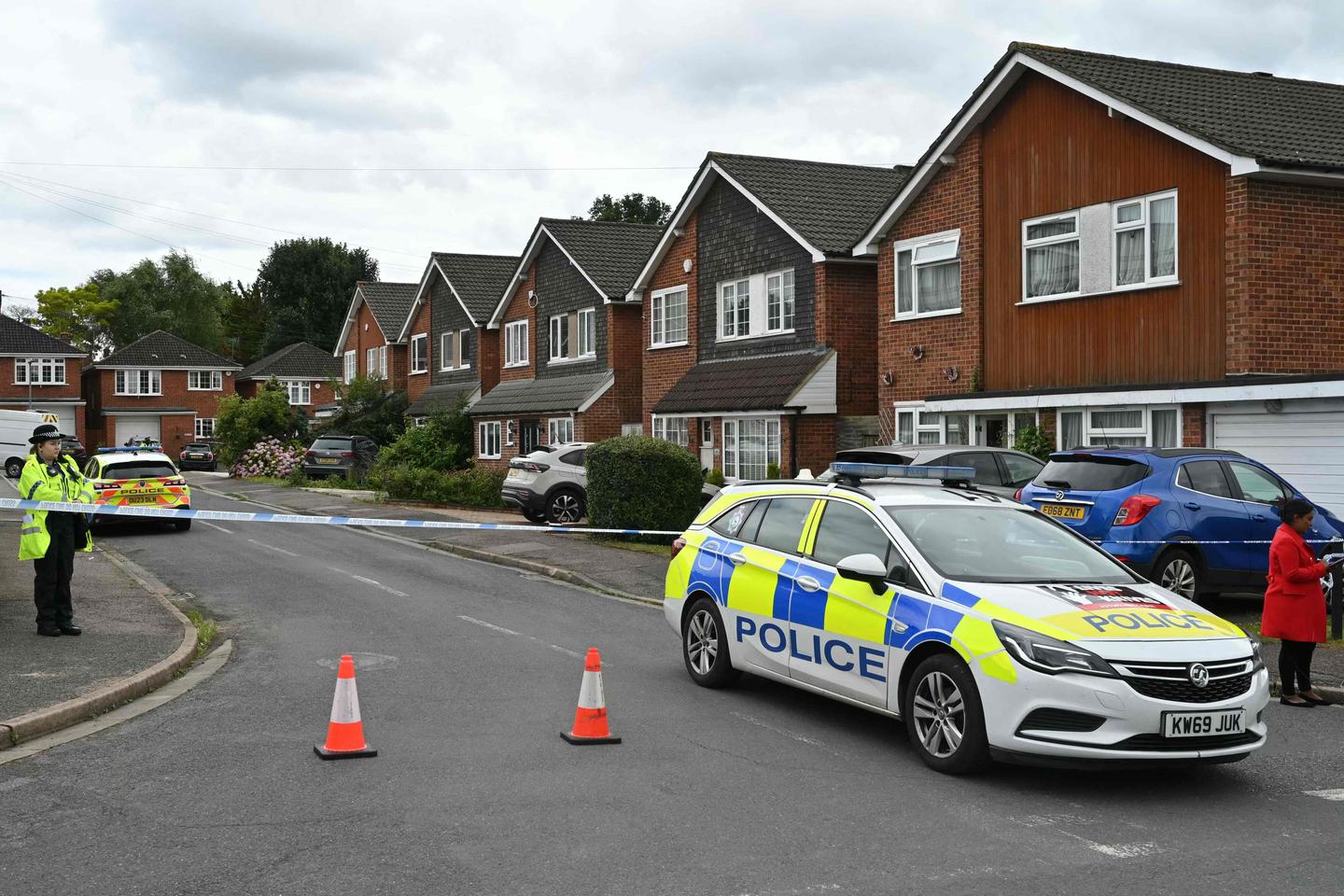 UK manhunt launched after 3 women killed with a crossbow
