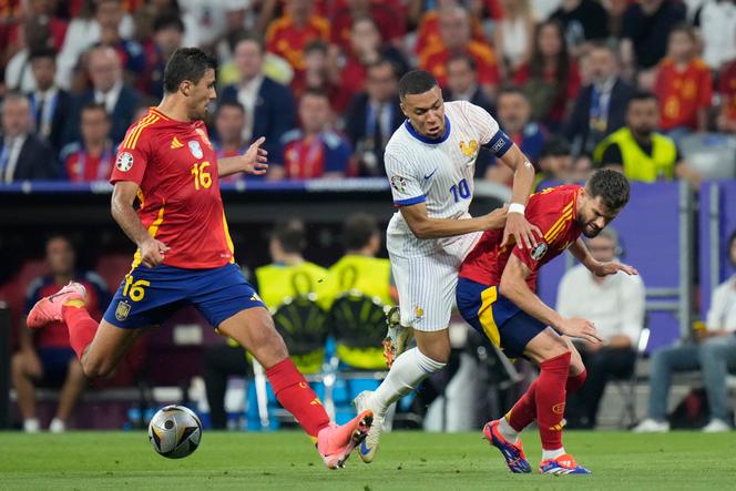 Kylian Mbappe, Rodri et Nacho pendant la demi-finale du tournoi de football Euro 2024 à Munich (Allemagne), le 9 juillet 2024. 