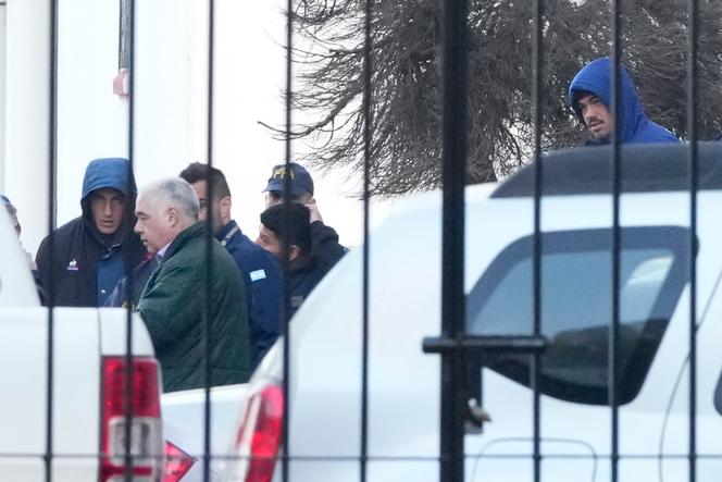 La police escorte les joueurs de rugby français Oscar Jegou (à gauche) et Hugo Auradou (à droite) à Buenos Aires, le 11 juillet 2024.