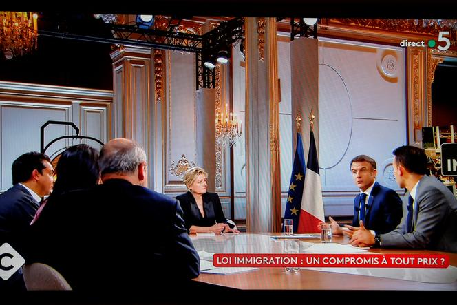 Image extraite d’une interview d’Emmanuel Macron par la journaliste Anne-Elisabeth Lemoine, au sujet de la loi « immigration », dans l’émission de télévision « C a vous » (France 5), enregistrée au palais présidentiel de l’Elysée, à Paris, le 20 décembre 2023.