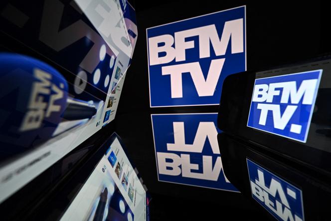 Le logo de la chaîne d’information BFM-TV est affiché sur les écrans de tablettes, de smartphones et de téléviseurs, à Toulouse, le 17 mars 2024.