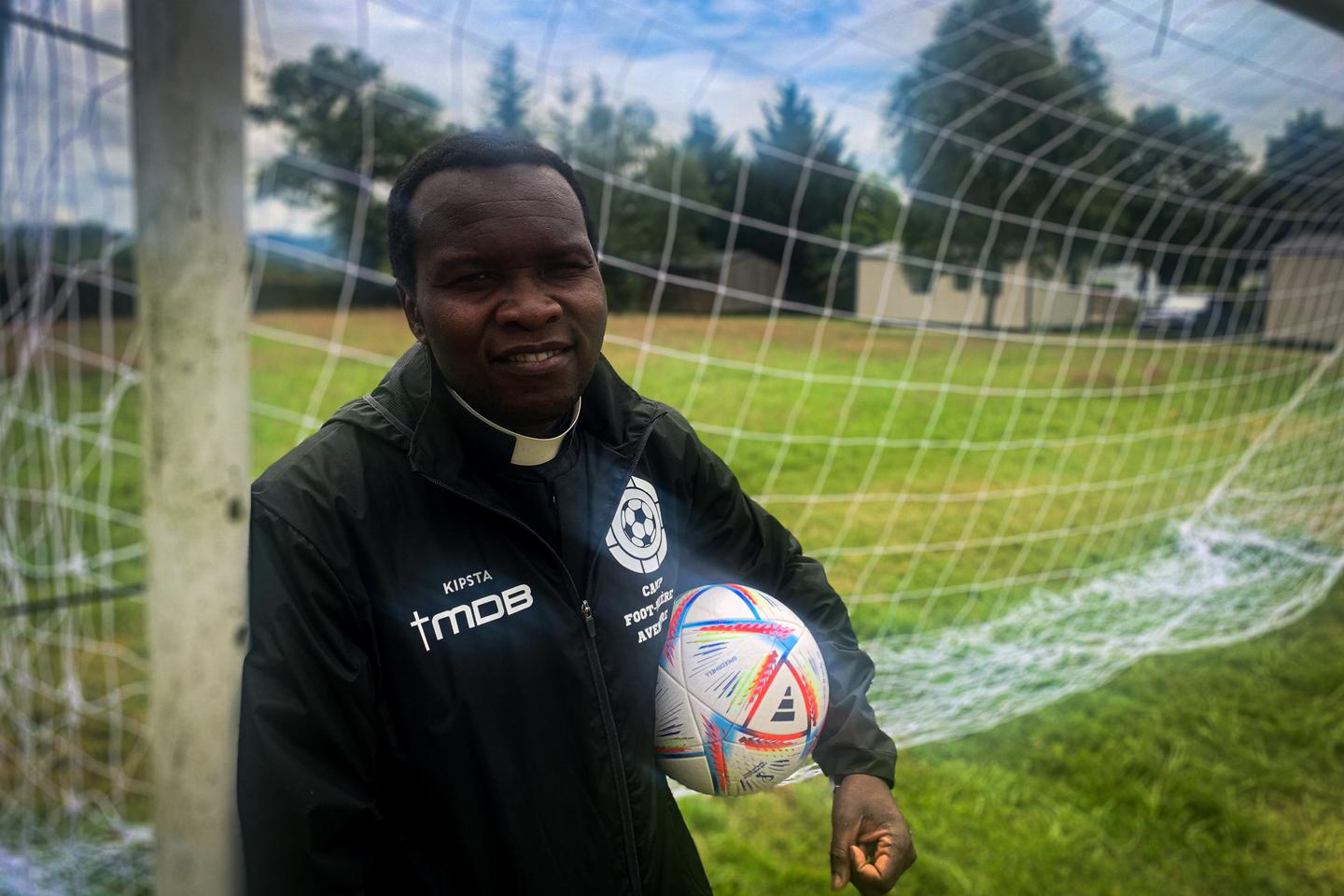 entre messe et football, les dimanches au pas de course d’un prêtre arbitre africain dans la Creuse