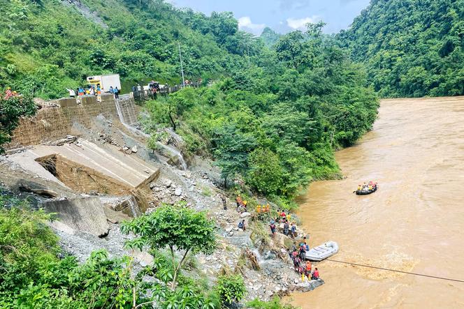 Een reddingsteam zoekt naar overlevenden nadat een aardverschuiving twee bussen wegvaagde in de Trishuli-rivier in Simaltar, Nepal, 12 juli 2024. 